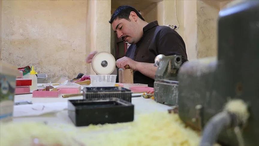 Sait Gelmiş Şanlıurfa'daki atölyesinde el çarkında çalışırken